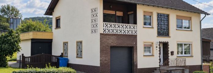 सिन्स्पेल्ट में लगभग 218 m² रहने योग्य क्षेत्रफल, ढके हुए बाहरी स्थानों और गैराज वाला विशाल पारिवारिक घर