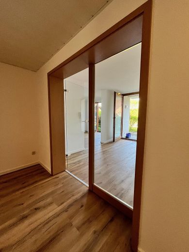 Flur mit Blick ins Wohnzimmer