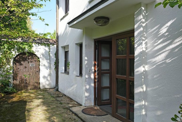 624m² Grundstück * ruhige zweite Reihe * Südgarten * 5 Zimmer * provisionsfrei – Haustür und Gartentor