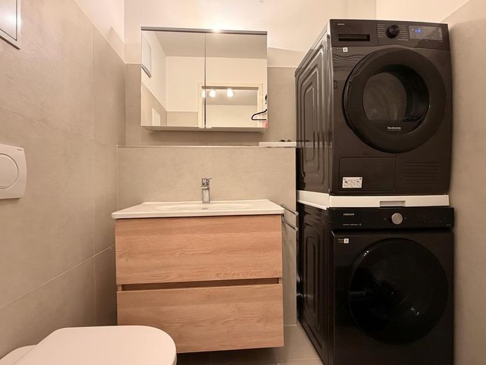 Provisionsfrei: Lichtdurchflutete 4-Zi.-Wohnung, moderner EBK & Loggia nahe U-Bahn / Panzerwiese – Gäste-WC