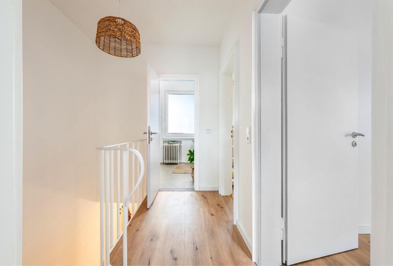 Frisch renoviertes Familienglück mit 5 Zimmern und Garten in Bremen-Vegesack – Flur OG