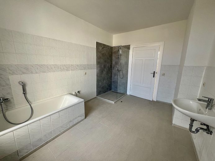3-Zimmer-Whg, frisch modernisiert, Dusch-Wannenbad, Gäste WC, große Küche – Badezimmer 1