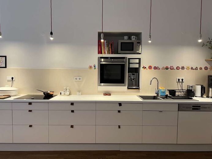Tolle 4 Zimmer Altbauwohnung in Kreuzberg mit Wohnküche nahe Paul-Lincke Ufer, Südbalkon, Parkett – Wohnküche mit Einbauküche