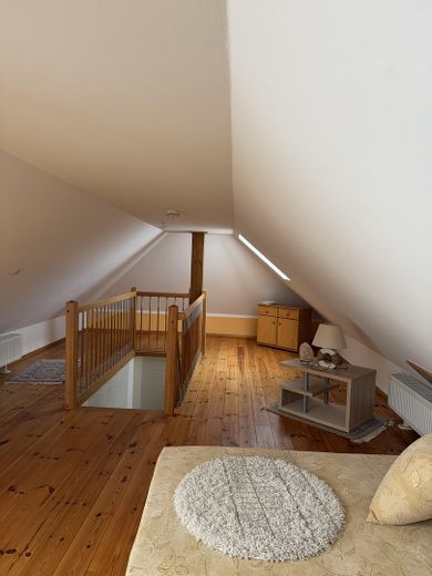 Lichtdurchflutete 2-Zimmer-Dachgeschosswohnung mit zusätzlichem Wohnbereich im Spitzboden – Foto 4