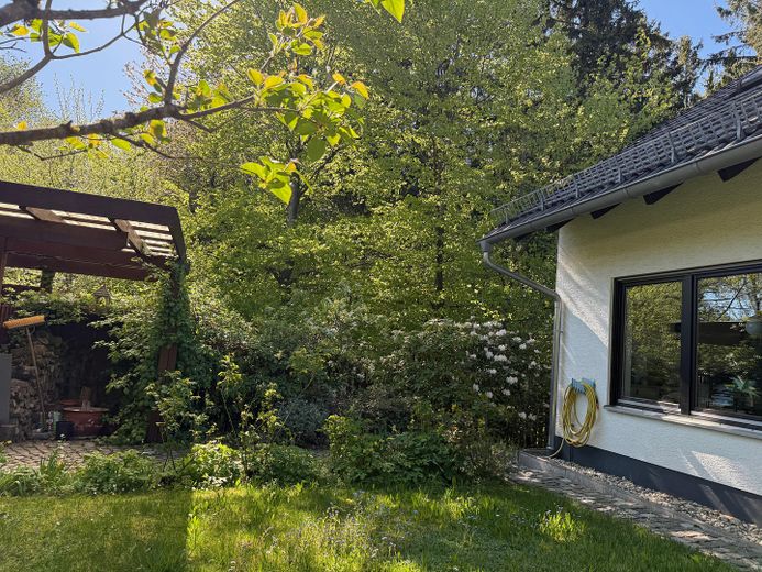 Abitare ai margini del bosco – Richtung Carport
