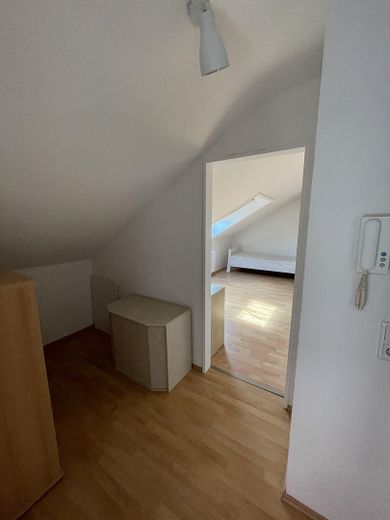 Möblierte 1-Zimmer-Wohnung mit EBK in Düsseldorf-Holthausen – Direktbus zur HHU – Flur