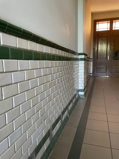 Available immediately! Ground-floor apartment incl. kitchen, large garden and proximity to the S-Bahn – Eingangsbereich Haus
