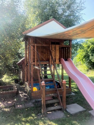 Kinderspielhaus mit Rutsche
