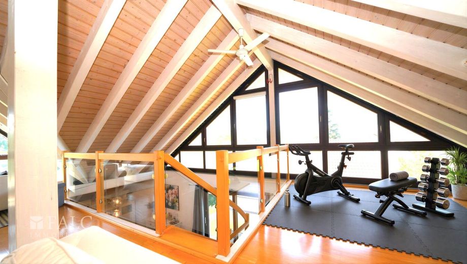 Traumhafte 5-Zimmer Maisonette-Wohnung mit offener Galerie und 2 Stellplätzen! - FALC Immobilien – Platz für Fitnessgeräte