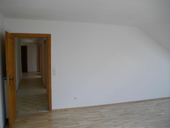 Schöne 3,5-Zimmer Wohnung mit Balkon in Königsdorf-Osterhofen – Wohnzimmer Ansicht 1