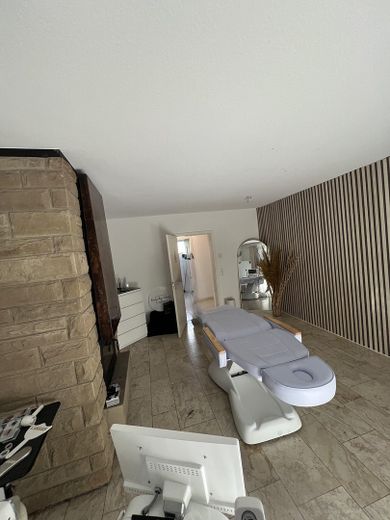 3 separate Gewerbeeinheiten ideal für Kosmetikstudio, Friseurladen, Massagesalon usw. – Größeres Studio mit Terrasse