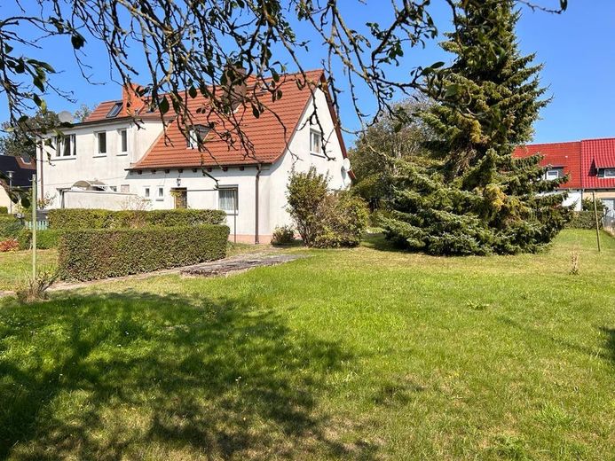 DHH mit großem Sonnengarten – Gartenansicht