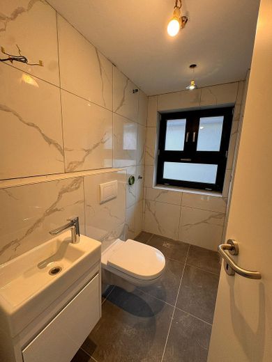 Exklusiv kernsaniertes Einfamilienhaus mit hochwertiger Ausstattung – Gäste WC mit Dusche