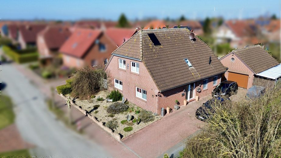 🏡 Einziehen statt sanieren – Ihr neues Zuhause wartet bereits auf Sie! – Blick auf das Haus von oben
