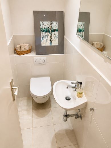 Großzügige Dachterrassenwohnung mit zusätzlichem Balkon in Haar – Gäste-WC