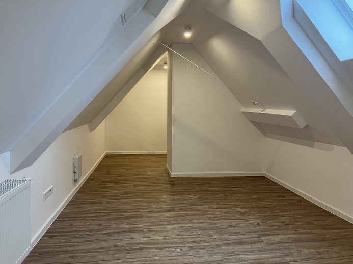 Zweitbezug nach Kernsanierung. Moderne & zentral gelegene 6-Zimmer Wohnung mit EBK – Geräumiger Dachspitz