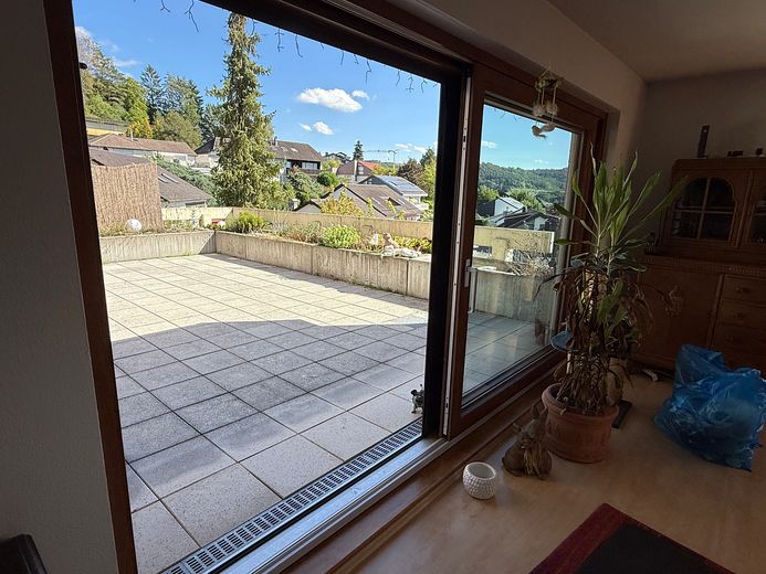 4 Zimmer mit Aussicht – Terrasse, Wärmepumpe, Garage und Stellplatz inklusive – Zugang Wohnzimmer Terrasse