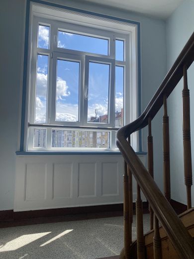 Sofortbezug! Helle 5-Zimmer-Altbauwohnung m. Balkon über den Dächern von Kiel zu kaufen. – Detail Treppenhaus