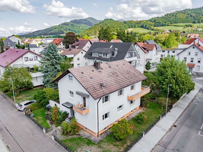Gepflegtes Zweifamilienhaus mit Ausbaupotenzial im Dachgeschoss
Top-Kapitalanlage in Gutach – Foto 1