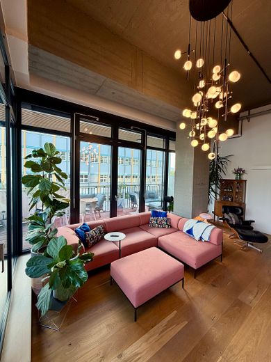 Viel Platz für den Alltag in dieser modernisierten 4-Zimmer-Loftwohnung in Lichtenberg – Wohnzimmer