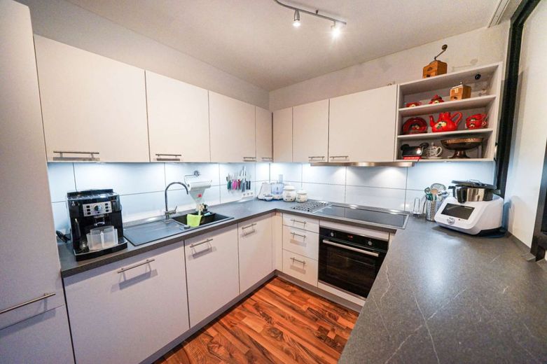 Außergewöhnlich und stilvoll! 4-Zimmer-Wohnung mit 2 Balkonen und Tiefgarage in Köln-Weiden – Bild 12