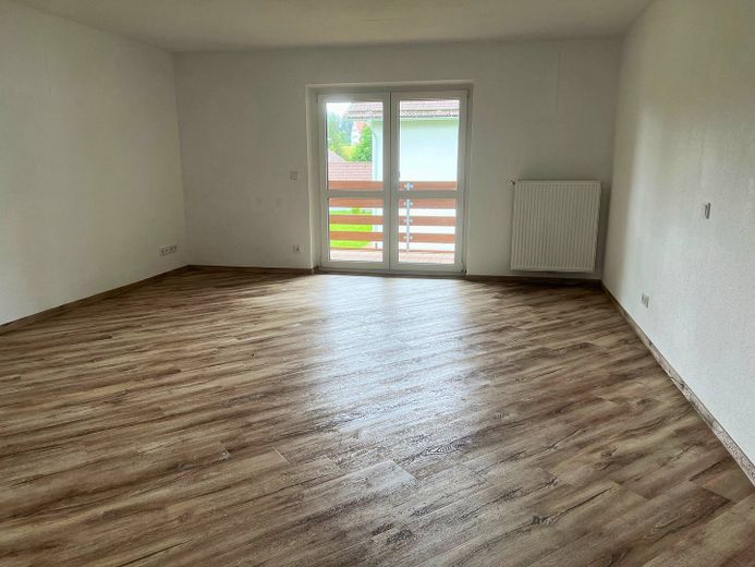 EINZIEHEN UND SPAREN: Große 3-Zimmer-Wohnung mit großem BALKON und EBK im staatlich anerkannten Naturerholungsort Lechbruck am See – Ansicht III: Wohnzimmer