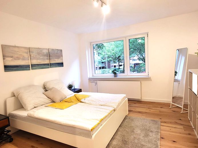 Wohnen auf Zeit: 2-Zimmer-Wohnung in Hamburg-Meiendorf – Schlafzimmer Ansicht 1