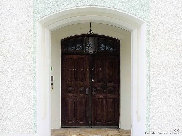 Historisches Sakralgebäude - Mädchenschule
bis zu 10 Wohnungen oder Apartments möglich
Stadthaus in Herzen von Rotthalmünster – Die originale Holz-Eingangstüre