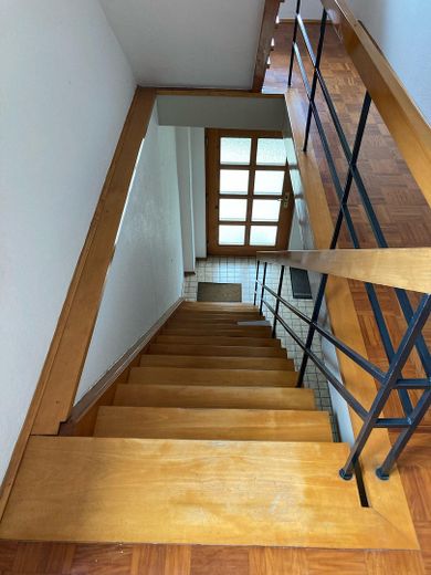 CASA PLURIFAMILIARE VERSATILE CON POSSIBILITÀ COMMERCIALE E POTENZIALE DI AMPLIAMENTO – Flur Hauptgebäude