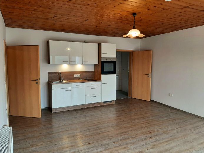 2 schöne 2-Zimmer Wohnungen mit Panoramablick, Balkon u. Küchenzeile u. 2 Duschbädern zu vermieten – DG Wohnzimmer mit Küchenzeile