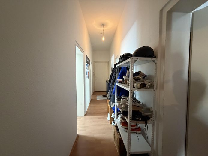 Appartamento centrale di 3 locali nel Nordend con cucina componibile e bagno con luce naturale – Flur 