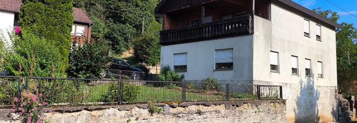 Versatile progetto di modernizzazione con cantina a volta, garage e opzioni per camino in posizione immersa nella natura