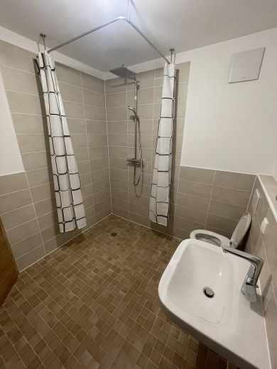 Appartamento con 4 locali al 1° piano, giardino e terrazza, nuova costruzione di 103 m2 a Fridolfing, canone di locazione senza spese 1150€ – Bad