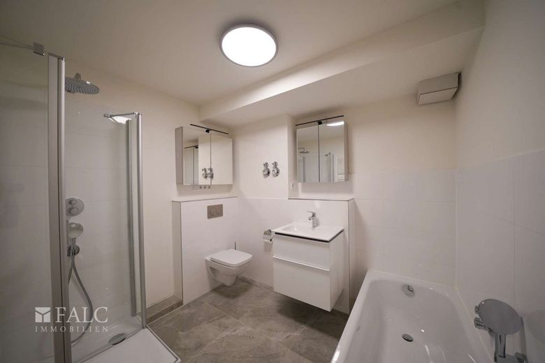 Energieeffizienter Neubau mit 3 Wohneinheiten und Business-Suite – WHG1-Vollbad