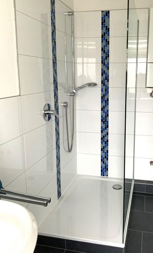 Dla 2-osobowej wspólnoty mieszkaniowej lub małżeństwa bez dzieci mieszkanie 2,5-pokojowe w centrum Brackwede, spokojna lokalizacja. – Badezimmer2