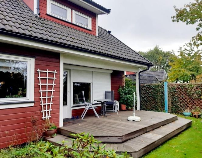 Skandinavisches Einfamilienhaus nahe dem Vogelpark und der Ostseeküste in M-V – Außenjalousie angebaut 2022