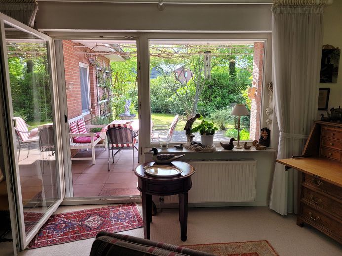 Wohnzimmer mit Zugang zur über