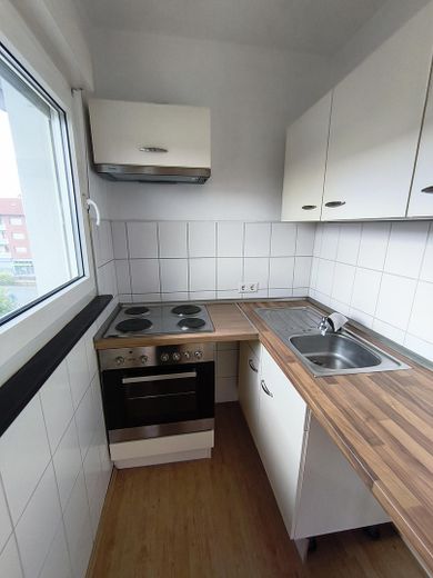 Luminoso appartamento di 2 locali a Speyer – Parzialmente arredato, cucina componibile e cantina – Küche
