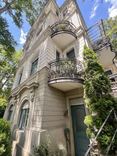 Home in the City, grüne Altbau-Oase in Wiesbaden! Kulturdenkmal-Villa, helle 2 Zi, 2 Balkone, 80 m² – Außenansicht