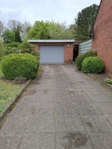 Auffahrt mit Garage