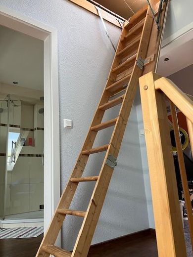 Raumwunder RMH, Fernwärme, Fußbodenheizung, Kamin, Vollkeller, ausgebautes DG, Doppelcarport – Einschubtreppe zum Spitzboden