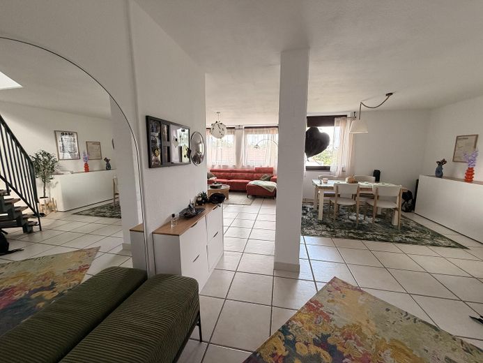 Appartement en duplex avec cheminée et terrasse sur le toit │ Votre nouvel appartement au-dessus des toits de Leverkusen – Eingangsbereich