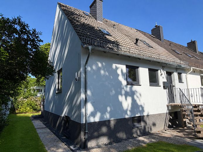Erstbezug nach Kernsanierung – Reihenendhaus mit großem Garten und Garage in Bremen-Alt-Osterholz – Haus Seite