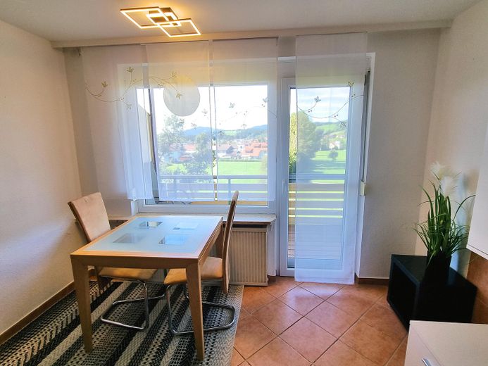 Hohe Mietrendite oder sofort selber einziehen! Exklusive sonnige 2-Zi-Wohnung mit Balkon in Weiler – Esstisch