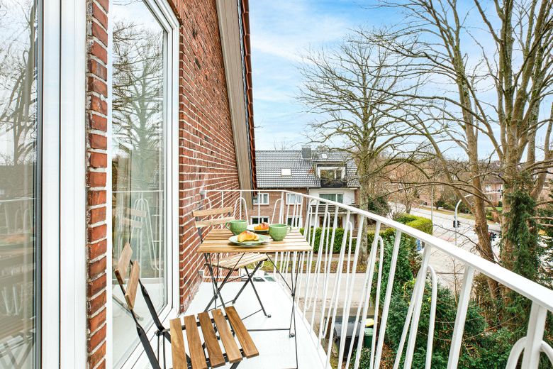 Sonniger Balkon im Grünen