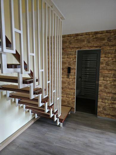 Luminoso piso dúplex de 3 habitaciones recién reformado con balcón en Mainz-Finthen – Treppenaufgang