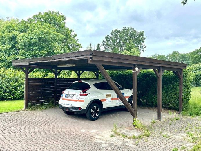 HORN IMMOBILIEN ++ uroczy dom dwurodzinny w Klein Helle, tylko 15 min do Neubrandenburga – Carport