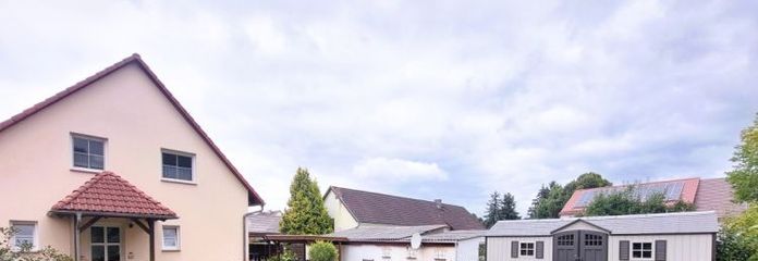 Vendesi porzione di bifamiliare con un’oasi di giardino impeccabilmente curata!