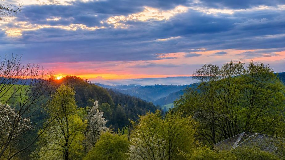 Exclusiver, großzügiger Bungalow der Extra-Klasse. Provisionsfrei!!! – Talblick