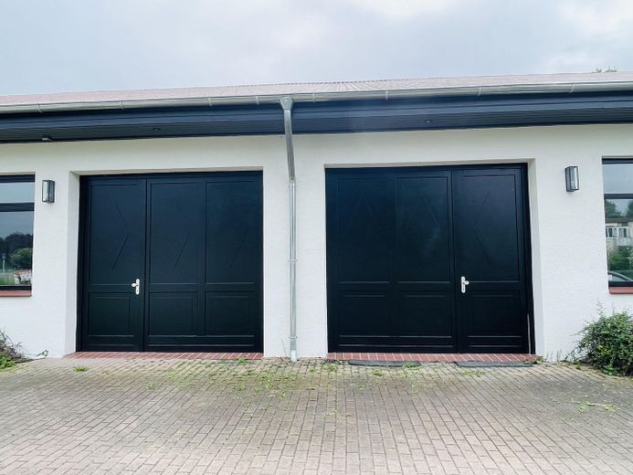 Freshly renovated! 885m² Elegant & Attractive commission-free commercial space in Winsen (Luhe) – Hallentore